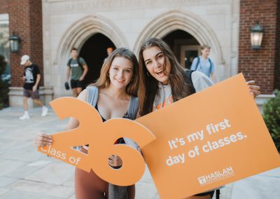 UT Knoxville students with class of 26 signs